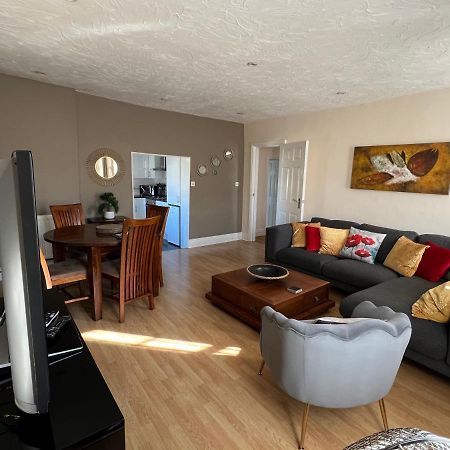 Stay In Yeovil Town Centre, Large 2 Bd Apt With Parking, Sleeps 4 Zewnętrze zdjęcie