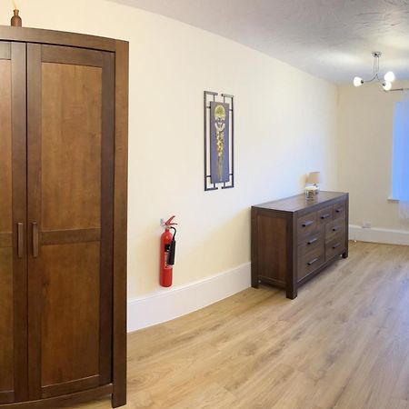 Stay In Yeovil Town Centre, Large 2 Bd Apt With Parking, Sleeps 4 Zewnętrze zdjęcie