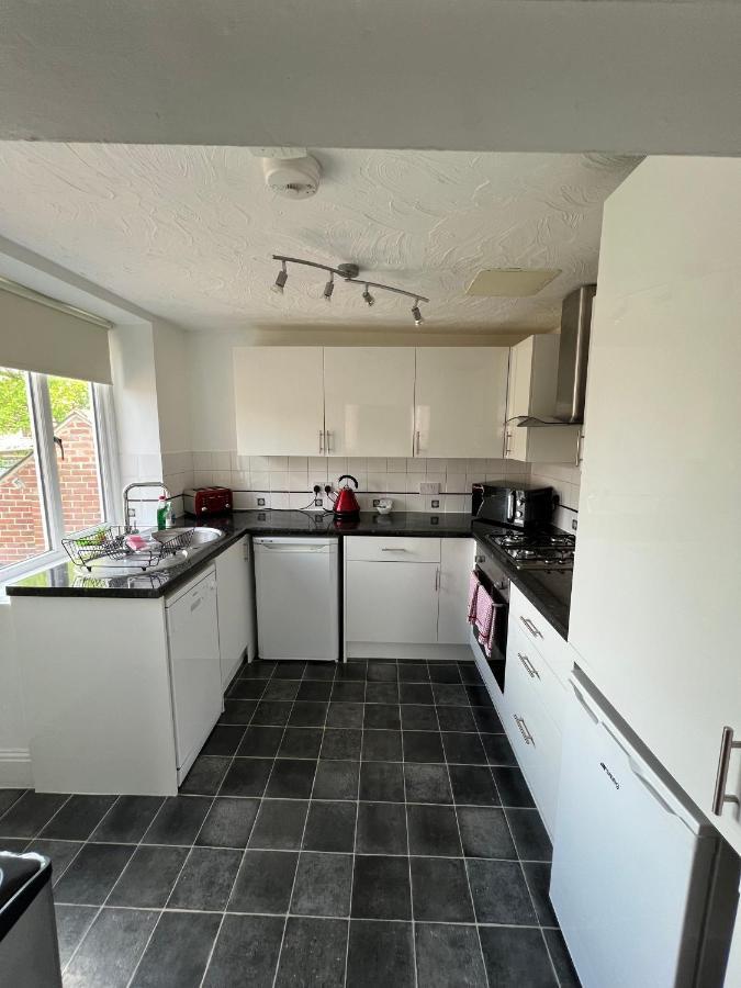 Stay In Yeovil Town Centre, Large 2 Bd Apt With Parking, Sleeps 4 Zewnętrze zdjęcie