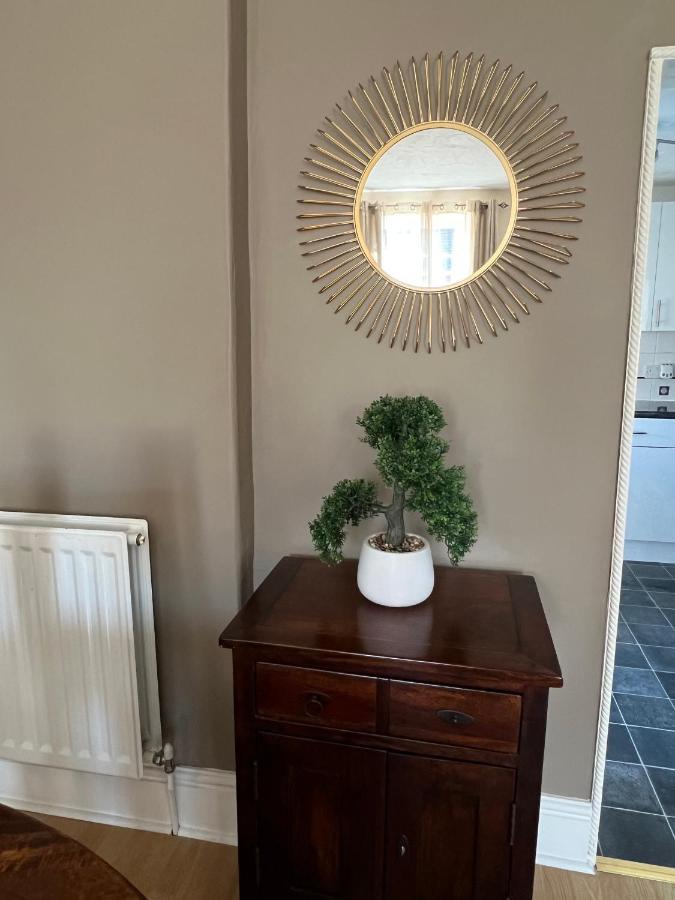 Stay In Yeovil Town Centre, Large 2 Bd Apt With Parking, Sleeps 4 Zewnętrze zdjęcie