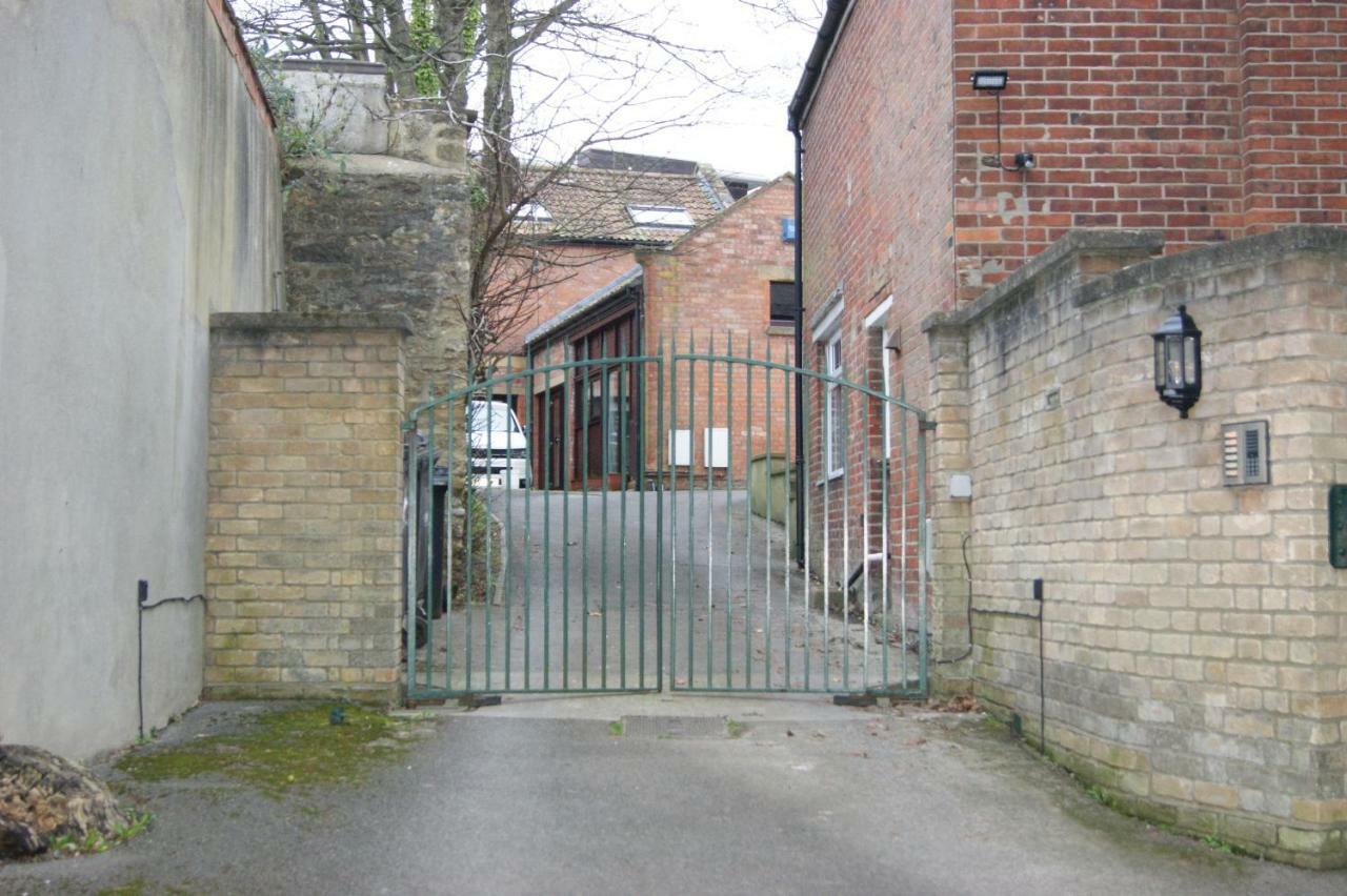 Stay In Yeovil Town Centre, Large 2 Bd Apt With Parking, Sleeps 4 Zewnętrze zdjęcie